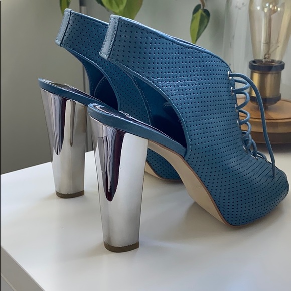 STEVE MADDEN HEELS - Picture 3 of 5